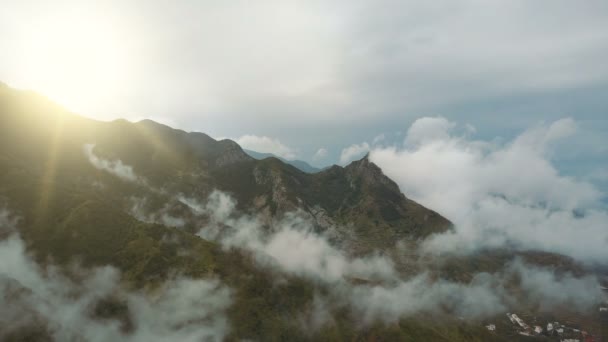 Episka morgonflygning över vackra berg och moln vid soluppgången på Teneriffa, Kanarieöarna. Vattendroppar faller från himlen. Flygfoto av trevlig regnig morgon i fjällen. — Stockvideo