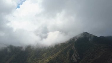 Tenerife, Kanarya Adaları güzel dağlar ve bulutlar üzerinde uçuş. Dağlarda güzel yağmurlu günün havadan görünümü.