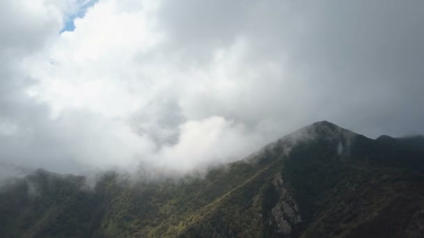 Flyg över vackra berg och moln på Teneriffa, Kanarieöarna. Flygfoto av trevlig regnig dag i fjällen. — Stockvideo