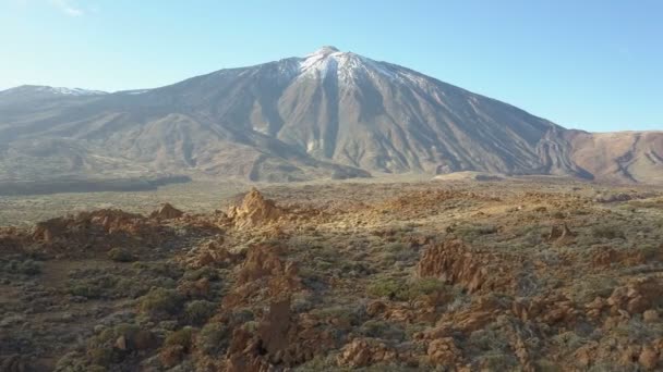 Légifotó a Teide vulkán, Tenerife, Kanári-szigetek, Spanyolország. Repülés során vulkanikus sivatagban szemben vulkán tetején. — Stock videók