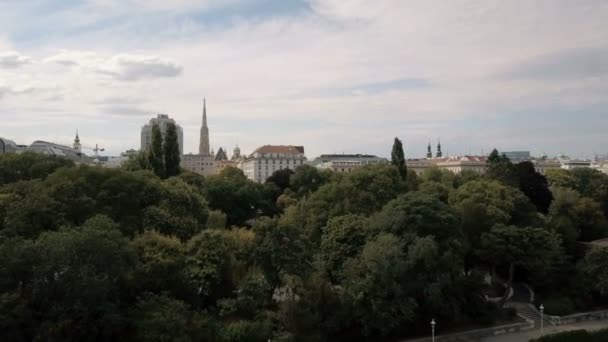 Vienna City Skyline lotnicze strzał. Widok z lotu ptaka na Wiedeń. St. Stephens Katedra i gród miasto Wiedeń, Austria — Wideo stockowe