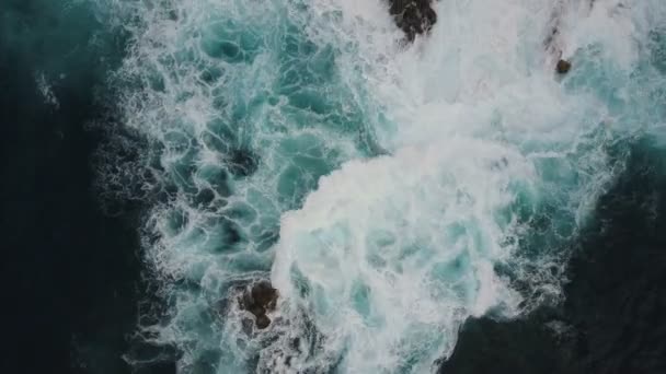 Vista aérea de las olas del océano rompiendo sobre rocas oscuras, Islas Canarias, Tenerife, España — Vídeos de Stock