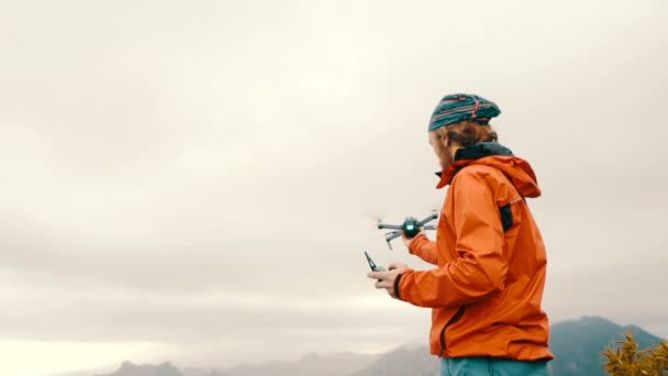 Pilota drone lancia il drone dalla mano in montagna. Drone decolla dalla mano mans in Slow Motion . — Video Stock