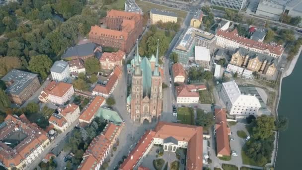 Letecký pohled na katedrální ostrov ve Wroclaw v Polsku. Letecký pohled na Wroclaw, Ostrow Tumski, Katedrála svatého Jana Křtitele, Katedra Swietego Jana Chrzciciela, staré město, pohled Miasto. — Stock video