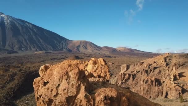 Vista aérea del volcán del Teide, Tenerife, Islas Canarias, España. Vuelo sobre desierto volcánico frente a cima del volcán . — Vídeos de Stock