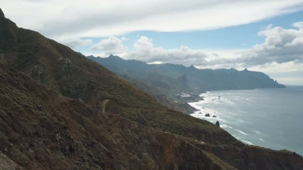 テネリフェ島、カナリア諸島の大西洋上の山々の小さな村の素晴らしい美しい航空写真。鳥の目のビュー. — ストック動画