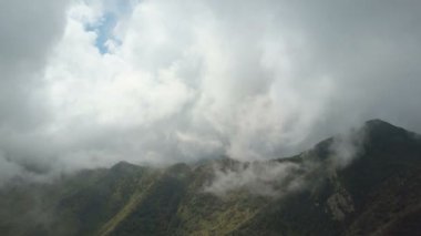 Tenerife, Kanarya Adaları güzel dağlar ve bulutlar üzerinde uçuş. Dağlarda güzel yağmurlu günün havadan görünümü.