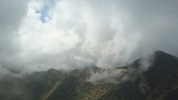 Vuelo sobre hermosas montañas y nubes en Tenerife, Islas Canarias. Vista aérea de un bonito día lluvioso en las montañas . — Vídeos de Stock