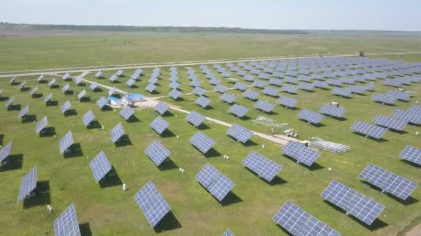 4K Vista aérea da central de energia solar. Voo de drone sobre o campo de painéis solares. Energia alternativa verde renovável . — Vídeo de Stock