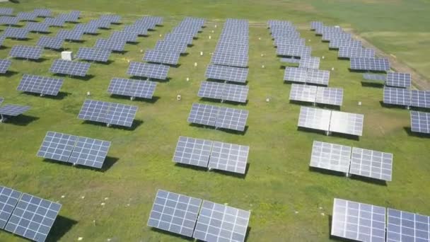 4K widok lotniczy elektrowni słonecznej. Lot Drone przez panele słoneczne pola. Odnawialna zielona energia alternatywna. — Wideo stockowe