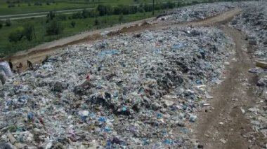 Şehir çöplük havadan görünümü. Gıda Atıkları ile Beslenen Martılar. Sıralama yerinde büyük çöp yığını.