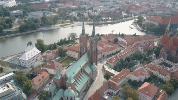 Letecký vrcholové zobrazení Wroclaw, Ostrow Tumski, Katedrála svatého Jana Křtitele, Katedra Swietego Jana Chrzciciela, staré město, pohled Miasto, Polsko, Polsko — Stock video