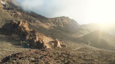 Teide yanardağı, Tenerife, Kanarya adaları, İspanya büyük bir krater havadan görünümü. Bir krater içinde volkanik çöl üzerinde uçuş.