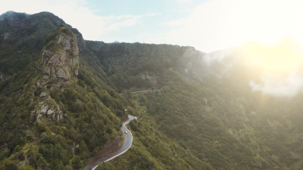 Vista aérea de um carro em uma estrada serpentina em Tenerife, Espanha. Manhã chuvosa em verdes montanhas Canárias . — Vídeo de Stock