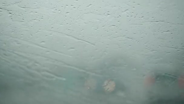 Os limpadores de carro não podem remover a chuva pesada de um pára-brisas de carro durante a tempestade, condições de condução difíceis . — Vídeo de Stock