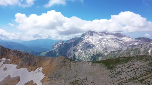 Légi felvétel hegygerincről sziklás sziklák, gleccser és havas csúcsok felé. Csodálatos légi kilátás nyílik a hegyi táj. — Stock videók