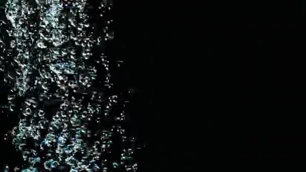 Falling vízcseppek lassítva fekete háttér. Eső zuhany cseppek ellen fekete háttér. — Stock videók