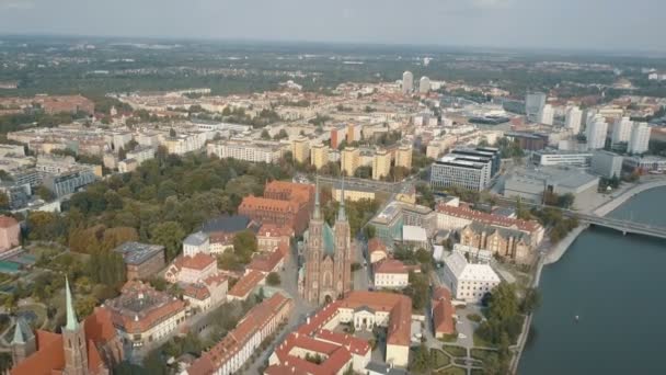 Вид с воздуха на Соборный остров во Вроцлаве, Польша — стоковое видео