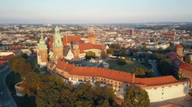 Royal Wawel Katedrali ve Krakow, Polonya, Vistula nehir, Park, Bahçe ve gün batımı ile turist kale havadan görünümü. Arka planda eski şehir