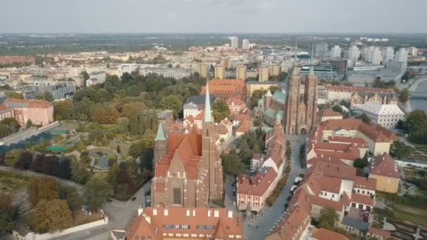 Légifelvételek a katedrális-szigetre Wroclaw, Lengyelország — Stock videók