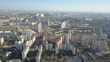 Moskova Şehri havadan görünümü. Moskova şehrinin yerleşim bölgelerinin drone atışı. Güneşli gün moskova şehir manzarası.