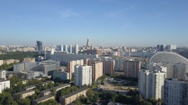 모스크바 시 공중 보기입니다. 모스크바 시의 주거 구역의 무인 항공기 촬영. 화창한 날 모스크바 도시 풍경. — 비디오