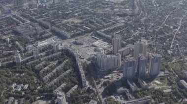 Big City havadan görünümü. Güneşli yaz gününde Kharkov şehrin yerleşim dörtte Drone atış.