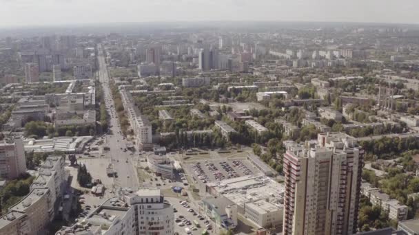 Grote stad luchtfoto. Drone shot van residentiële wijken van Kharkov stad op zonnige zomerdag. — Stockvideo