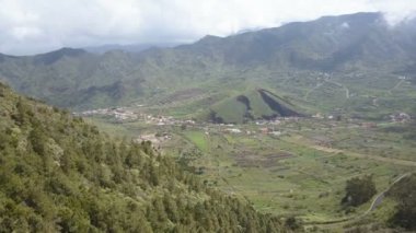 Tenerife'de bir dağ sırtında ki genç çiftin havadan görünümü Amazing dağ manzarasını gözlemliyor.