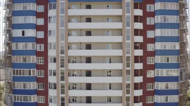 Vue aérienne de bâtiments résidentiels à plusieurs étages dans une ville. Le drone descend près des façades des maisons dans la ville de Kharkov, en Ukraine . — Video