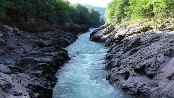 Un dron aéreo disparó a un río alpino blanco rápido. Hermosa vista del río Belaya en verano mañana soleada en las montañas de Adygea, Rusia . — Vídeo de stock