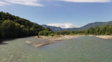 Hızlı beyaz bir dağ nehrinin havadan insansız hava aracı atışı. Adygea dağlarında yaz güneşli sabah dağ nehri Belaya güzel görünümü, Rusya.