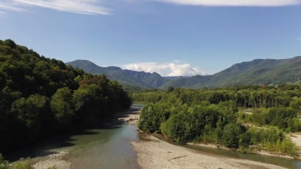 Drohnenaufnahmen eines schnellen, weißen Alpenflusses. schöne Aussicht auf den Gebirgsfluss Belaya an einem sonnigen Sommermorgen in den Bergen der Adygäa, Russland. — Stockvideo