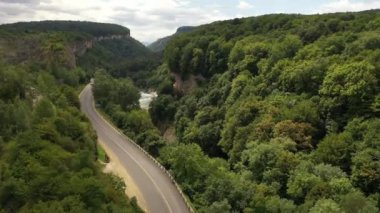 Hızlı beyaz bir dağ nehrinin havadan insansız hava aracı atışı. Adygea, Rusya dağlarında yaz güneşli bir günde Dağ Nehri Belaya güzel görünümü.