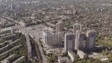 Big City havadan görünümü. Güneşli yaz gününde Kharkov şehrin yerleşim dörtte Drone atış.