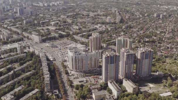 ビッグシティの航空写真。晴れた夏の日にハリコフ市の住宅街のドローンショット. — ストック動画
