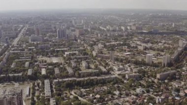 Big City havadan görünümü. Güneşli yaz gününde Kharkov şehrin yerleşim dörtte Drone atış.