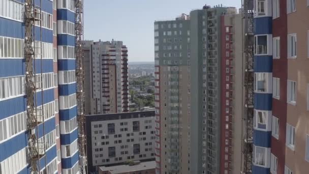 Widok z lotu ptaka Big City. Drone strzał mieszkalnych dzielnic Charkowa miasta w słoneczny letni dzień. — Wideo stockowe