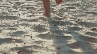 Yavaş Hareket'te kum sahilde koşan yalınayak bir kadın ayağının nadir görünümü. Aktif sportif yalınayak Kadın koşu ve eğitim Trekking atış.