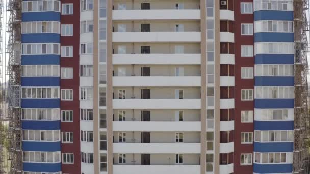 Vue aérienne de bâtiments résidentiels à plusieurs étages dans une ville. Le drone descend près des façades des maisons dans la ville de Kharkov, en Ukraine . — Video