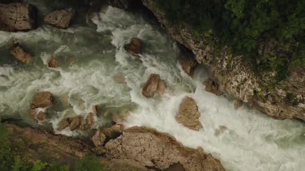 Vue aérienne du sommet d'un drone d'une gorge profonde Hadzhokh et rapide ruisseau blanc de la rivière Belaya. Belle vue sur la rivière de montagne par une journée ensoleillée d'été dans les montagnes d'Adygea, Russie . — Video