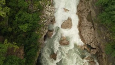 Derin bir Hadzhokh Gorge içine bir dağ nehri Belaya hızlı beyaz bir dere için descente . Adygea, Rusya dağlarında yaz güneşli bir günde nehrin güzel görünümü.