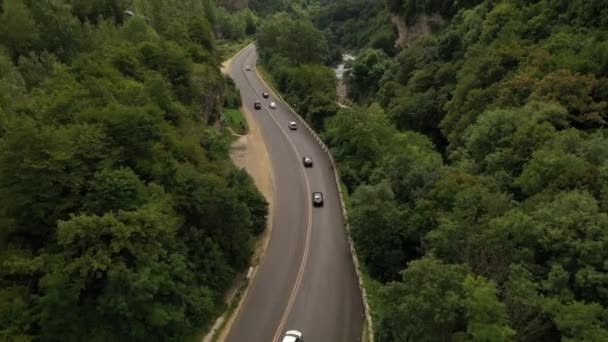 Lucht drone shot van auto's die langs Mountain River bewegen. Prachtig uitzicht op de berg rivier Belaya op zonnige dag in de bergen van Adygea, Rusland. — Stockvideo