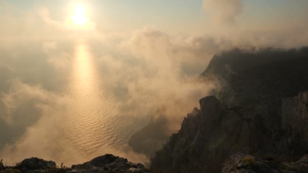 Hermosa puesta de sol dramática con nubes de colores y maravillosa costa desde arriba en el Cabo Aya en Crimea . — Vídeo de stock