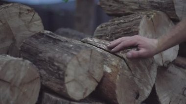 Mans el bir yığın kış için saklanan meşe yakacak odun blokları ahşap yapısı hissediyor.