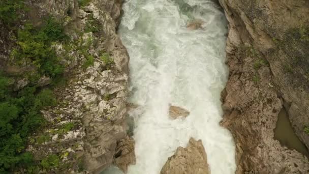 Aerial Drone uppifrån bild av en djup Hadzhokh Gorge och snabb vit ström av floden Belaya. Vacker utsikt över Mountain River på sommar solig dag i bergen i Adygea, Ryssland. — Stockvideo