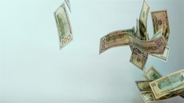 Дождь из банкнот за доллар. Банкноты в долларах падают в замедленном темпе на белом фоне . — стоковое видео