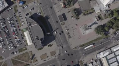 Big City havadan görünümü. Kavşak, otopark ve çok katlı binalar üzerinde uçuş. Güneşli yaz gününde Kharkov şehrin yerleşim dörtte Drone atış.