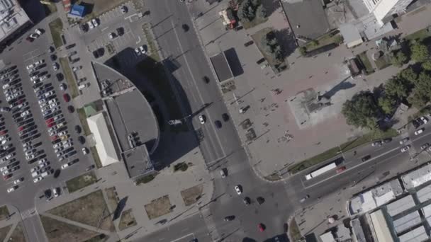Vista aérea de Big City. Vuelo sobre cruces de caminos, aparcamientos y edificios de varios pisos. Drone disparo de barrios residenciales de la ciudad de Kharkov en el soleado día de verano . — Vídeos de Stock