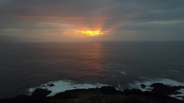 テネリフェ島の美しいカラフルな夕日に直面している海の波の上のサイドフライト。海、海の美しい夜の空中ドローンショット. — ストック動画